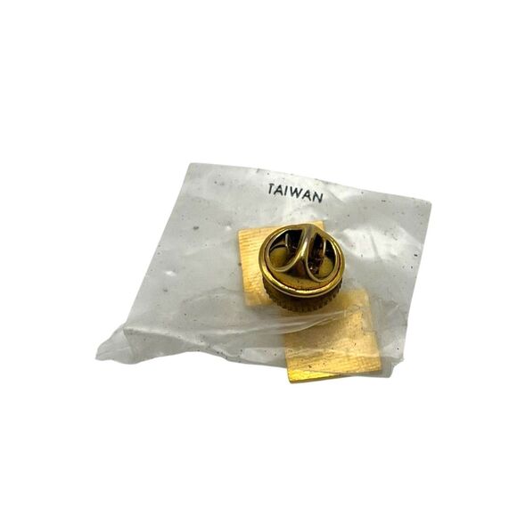 Vintage NorCal Tour 1988 green gold enamel pin - Picture 2 of 2